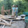 Ob Jonathan (links) und Samuel ein Haus oder ein Piratenschiff bauen werden, wissen sie im Moment noch nicht. Die beiden gehen in den Waldkindergarten.