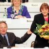 Der damals neue CDU-Vorsitzende Schäuble gratuliert 1998 in Bonn der soeben zur CDU-Generalsekretärin gewählten Angela Merkel.