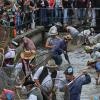 Etwa 1200 Memminger Männer und Buben werden am kommenden Samstag wieder um Punkt 8 Uhr in den Memminger Stadtbach jucken. Wer die schwerste Forelle aus dem Wasser zieht, ist dann für ein Jahr „Fischerkönig“. 