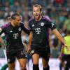 Bayerns Harry Kane (r) bejubelt seinen Premierentreffer mit Leroy Sane.