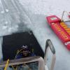 Ein Taucher der Friedberger Wasserwacht suchte den Seegrund nach dem Opfer eines möglichen Eisunfalls ab. An der Oberfläche sind noch die Spuren der Rettungsleiter zu sehen, die zu dem Einsatz führten.