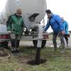 Um zu beweisen, dass die Messstelle von Oberflächenwasser beeinflusst wird, haben Landwirte, hier Martin Wernberger (links) und Reinhard Herb, Wasser eingeleitet.