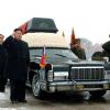 Kim Jong Un salutiert neben dem Leichenwagen mit dem sterblichen Überresten seines verstorbenen Vaters und des nordkoreanischen Führers Kim Jong Il während des Trauerzuges in Pjöngjang am 28. Dezember 2011. 