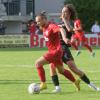 Der TSV Rain fuhr gegen Sonthofen einen glücklichen Sieg ein. Das Bild zeigt (in Rot) Dominik Schröder vom TSV Rain und Manuel Methfessel.