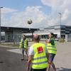 Schnappschuss vom Streik gegen Lidl in Graben: Die Streikenden spielen Fußball.