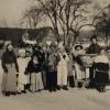 Ein buntes Treiben, aufgenommen in Schwarz-Weiß: Fasching in Aletshausen.