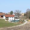 Oben und im Hintergrund: das neue Baugebiet „Am Friedhof“. Im Vordergrund: der untere Bereich der Brunnengasse. Jetzt befasste sich der Haldenwanger Gemeinderat mit der Erschließungsplanung. 	