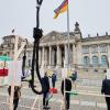 Demonstranten stehen mit symbolischen Galgen vor dem Reichstag und demonstrieren gegen Hinrichtungen und die Todesstrafe im Iran. Dieses Bild entstand im Oktober 2020. Inzwischen hat sich die Situation weiter verschärft.