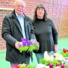 Bürgermeister Elmar Schöniger suchte sich bei der Vorsitzenden Doris Ludes einen Adventskranz aus. 