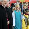 Bischof Hanke (links) hat die Sternsinger ausgesendet. 
