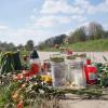 Kerzen und Blumen erinnern an die 23 Jahre alte Frau, die am Karsamstag bei dem Unfall bei Allenberg ums Leben kam.