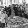 Ein Bild aus dem Jahr 1960: Zum  Gottesdienst anlässlich des  Volkstrauertages versammelte sich Jung und Alt auf dem Kreuzberg vor der Kapelle. In der Bildmitte das Soldatengrab mit einem Kreuz, gefertigt aus Birkenholz. Rechts im Bild ist Autor Alois Thoma zu sehen.
