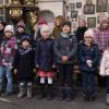 Die Sängerinnen und Sänger des Sielenbacher Kinderchors singen mit kräftigen Stimmen.