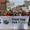 „Wir sind hier, wir sind laut, weil ihr uns die Zukunft klaut“: Rund 400 Menschen aus Mindelheim und Umgebung haben an der großen Fridays for Future-Demonstration in der Frundsbergstadt teilgenommen. 	