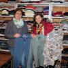 Mihaela Gawlitza (links) und Claudia Hofmiller (rechts) sind ehrenamtliche Mitarbeiter in der Nersinger Kleiderkammer. Vor allem für Frauen und Kinder gibt es derzeit ein riesiges Angebot an Kleidung. 