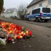 Die Polizei war die ganze Nacht vor Ort in Illerkirchberg. Zahlreiche Kerzen, Blumen und Botschaften wurden vor Ort niedergelegt.