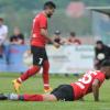 Klein beigeben mussten Mohammed Mahmoud (am Boden) und Fahad Barakzaie vom SC Altenmünster gegen den Tabellendritten Hollenbach. 	