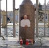 Ein Foto des emeritierten Papstes Benedikt XVI. und Kerzen sind am Petersplatz zu sehen.