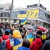 Teilnehmer einer Demonstration unter dem Motto «Wir werden nie vergessen» stehen an der Karl-Marx-Allee vor dem Cafe Moskau, das für ein paar Tage in Cafe Kyiv (Kiew) umbenannt wurde.