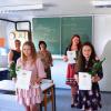 Ehrung der Schulbesten an der Gebrüder-Lachner-Mittelschule Rain: (von links) Konrektorin Patricia Hippler, Patrycja Czyzowicz, Rektorin Christina Ost, Ayleen Riedel, Andrea Bauch, Parwana Quarishi, Julia Bauer und Schulrat Stephan Poss.