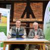 Der Vorsitzende der FBG, Wilhelm Baumeister (rechts), und Leitender Forstdirektor Axel Heiß unterschreiben die Kooperationsvereinbarung.  	