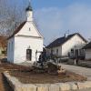 Noch ist die Neugestaltung der Kapellen-Umgebung in Waltenberg im „Rohbau“. Unser Bild zeigt den Initiator, Hobbyarchitekten und Baumeister Franz Steidle bei Erdarbeiten.