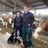 Maike Zähnle und Philipp Stolle im 2020 gebauten modernen Kuhstall in Anhofen, wo sie rund 120 Milchkühe halten. Die beiden sind Landwirte mit Leidenschaft.