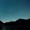 Eine Sternschnuppe leuchtet neben der Milchstraße am Himmel über dem Walchensee: Kann man die Geminiden 2023 auch so gut sehen? Alle Informationen zum Sternschnuppenschauer - hier. 