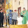 Pfarrer Mathias Kotonski weihte die renovierte, 85 Jahre alte Fahne des Kameraden- und Soldatenvereins Gablingen beim Festgottesdienst zum 135-jährige Bestehen. 