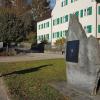 Dieser Stein mit Informationstafel in Eppishausen weist auf den geografischen Mittelpunkt Bayerisch-Schwabens hin.