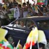 Katholische Gläubige empfangen Papst Franziskus in Yangon.