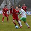 Kein Durchkommen für Horgau. Der TSV Hollenbach (rote Trikots) siegte auswärts und übernahm die Tabellenführung der Bezirksliga. 	