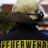 Rund 45 Feuerwehrkräfte waren im Einsatz, weil in Buttenwiesen ein Kleber Feuer fing.