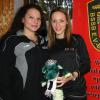 Das Maskottchen der Waldkircher Mannschaft hat Glück gebracht: Co-Trainerin Stephanie Baur (links) und Neuzugang Anna Korakaki durften einen klaren Heimsieg bejubeln. 	