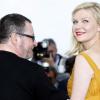 Lars von Trier und Kirsten Dunst bei den Filmfestspielen in Cannes 2011. Foto: Ian Langsdon dpa