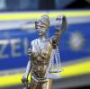 Acht Europaletten hat ein Unbekannter aus einem Firmenhof in Horgau gestohlen.