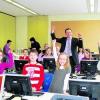 Wenn das kein Grund zur Freude ist: Die Grundschule in Waldstetten hat einen Computerraum. Von 24 Sponsoren bekam Rektor Andreas Spatz (Bildmitte) 11 500 Euro. Das wurde gefeiert. Foto: Lorenz