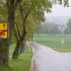 Hettlinger Bürger fordern einen Radweg nach Roggden. Auf der schmalen Straße komme es für Radler und Fußgänger zu gefährlichen Situationen.