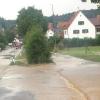 Durch ein heftiges Unwetter wurde die Staatsstraße bei Ettenbeuren überflutet. 