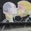 "Aber küssen kann er..." - Donald Trump und Wladimir Putin kommen sich auf einem Graffito des litauischen Künstlers Mindaugas Bonanu in Vilnius näher.