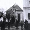 Brutale Gewalt gegen die jüdische Gemeinschaft in Krumbach: die zerstörte Synagoge (links). Erinnerungstafel in Hürben für 14 Menschen, die 1942 deportiert und ermordet wurden. 