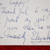 Ein Brief der verstorbenen britischen Königin Elisabeth II. an ihre Hebamme liegt im Auktionshaus Eppli auf einem Tisch.