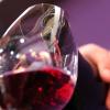 Ein Glas Rotwein am Tag ist gesund? Ja, behaupten ein paar Studien. Rotwein kann demnach sogar vor neurodegenerativen Krankheiten schützen.
