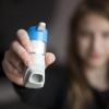 Sprays, die die Entzündung hemmen und die Bronchien erweitern, erleichtern Kindern mit Asthma den Alltag.