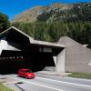 Ein Auto verlässt das Südportal des Gotthard-Straßentunnels.