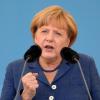 Hier ballt sie die Faust, aber viel bekannter ist ihre Raute, die ihr auch schon Hohn und Spott im Wahlkampf einbrachte: Angela Merkel.