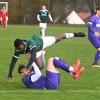 Zu Fall gebracht: Sebastian Rutkowski und der VfR Neuburg verloren beim FC Horgau (Omar Samouwel) mit 0:2. 