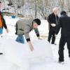 Getreu einer afghanischen Tradition errichteten die jungen Asylbewerber vor ihrer Kauferinger Unterkunft Figuren aus Schnee.