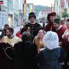 Viele Besucher aus Mindelheim und Umgebung haben sich die italienischen Fahnenschwinger am zweiten Frundsbergfest-Wochenende angeschaut.