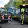 Der Ulmer Kuhbergring wurde am Wochenende mit einer neuen, lärmmindernden Asphaltdecke versehen.  Auch OB Gunter Czisch (links) besuchte die Baustelle. 	